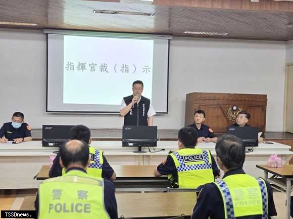 雲林縣警察局局長帶班路檢，淨化鎮長補選選前治安，端正選風。(記者劉春生攝)