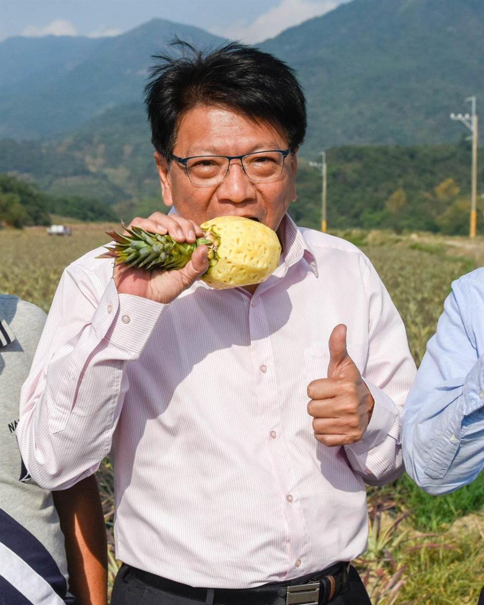 潘孟安表示自己都在鳳梨產地整顆削皮直接吃。(取自潘孟安臉書)