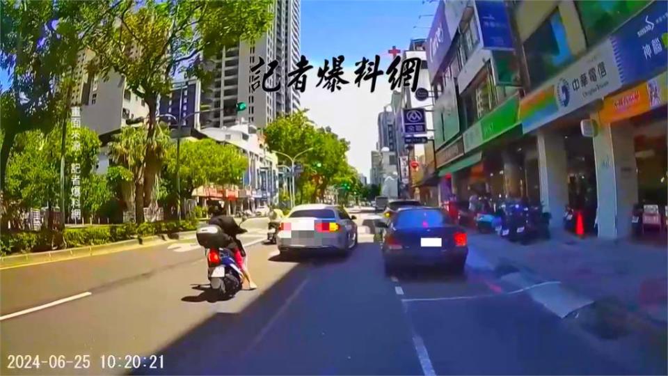 火氣大！轎車擋道遭公車長按喇叭　駕駛怒拍窗理論