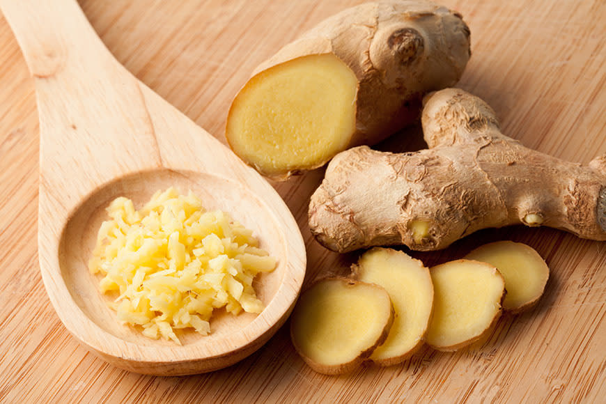 A natural healer, ginger prevents the accumulation of the toxins that make you susceptible to infections, especially in the lungs and sinuses. Ginger also helps to reduce any signs of nausea or an upset stomach.