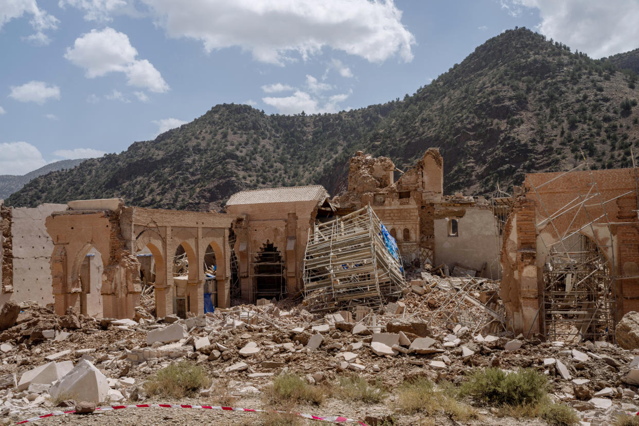 Brahim Bel Haj, a la izquierda, y su hermano Mohammed de pie en los escombros de la casa familiar en el poblado marroquí de Ida Um Dostadud de donde Bel Haj huyó con su esposa Essaadia Boukdir, tras el terremoto mortal, en la provincia de Taroudant, el 13 de septiembre de 2023. (Nariman El-Mofty/The New York Times)