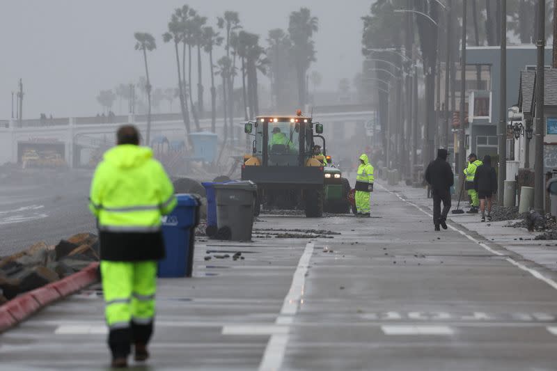 FOTO DE ARCHIVO. Trabajadores comienzan a limpiar los escombros de una tormenta que sigue afectando a Oceanside, California, EEUU