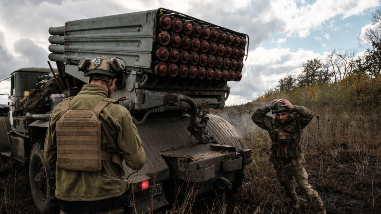 Des soldats ukrainiens se préparent à tirer un lance-roquettes mulitple BM-21 « Grad » vers des positions russes dans la région de Kharkiv, le 4 octobre 2022.