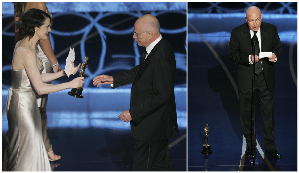 En esta combinación de fotos, la actriz Rachel Weisz le entrega a Alan Arkin el Oscar al mejor actor de reparto por "Little Miss Sunshine", a la izquierda, y Arkin da su discurso de aceptación, tras colocar su estatuilla en el piso, durante la gala de premiación el 25 de febrero de 2007 en Los Angeles. (AP Foto/Mark J. Terrill)