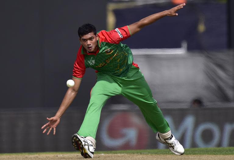 Bangladesh bowler Taskin Ahmed tries to catch out Scotland's batsman Kyle Coetzer, during their Cricket World Cup Pool A match, at Saxton Park Oval in Nelson, on March 5, 2015