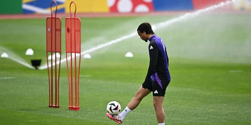 Einsam spielt Leroy Sané im Training mit dem Ball<span class="copyright">AFP via Getty Images</span>