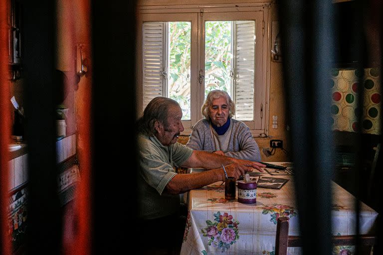 Pirincho en el comedor de su casa comparte con Ofelia los tradicionales mates con peperina.