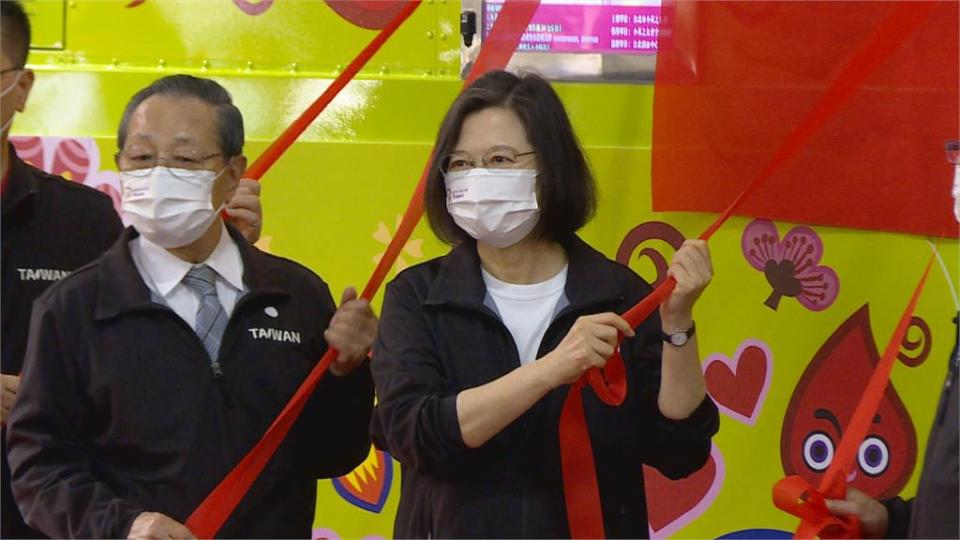 蔡總統出席「小英號」捐血車啟用儀式　感謝前線醫護