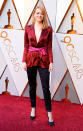 <p>Schauspielerin Emma Stone rockte den roten Teppich in einem stylishen Hosenanzug von Louis Vuitton. Ihren roten Blazer kombinierte sie mit einem pinkfarbenen Taillengürtel im Color-Blocking-Style. (Bild: Getty Images) </p>