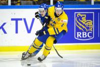 Sweden's Christian Djoos (R) is chased by Finland's Saku Maenalanen during their IIHF World Junior Championship Group B preliminary round ice hockey match at Malmo Arena in Malmo, December 28, 2013. REUTERS/Ludvig Thunman/TT News Agency (SWEDEN - Tags: SPORT ICE HOCKEY) ATTENTION EDITORS - THIS IMAGE HAS BEEN SUPPLIED BY A THIRD PARTY. IT IS DISTRIBUTED, EXACTLY AS RECEIVED BY REUTERS, AS A SERVICE TO CLIENTS. SWEDEN OUT. NO COMMERCIAL OR EDITORIAL SALES IN SWEDEN. NO COMMERCIAL SALES