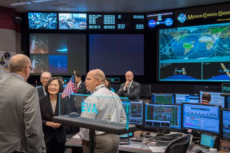 20180819-總統蔡英文「同慶之旅」19日參訪美國國家航空暨太空總署（NASA）所屬詹森太空中心（Johnson Space Center）。（取自總統府）