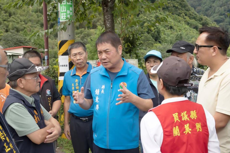 大雨造成甜柿落果嚴重，鍾東錦赴南庄鹿場部落勘災。（圖：縣府提供）