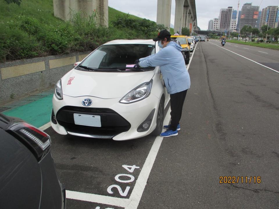 三重區疏洪東路1段開單相片。   圖：新北市交通局提供