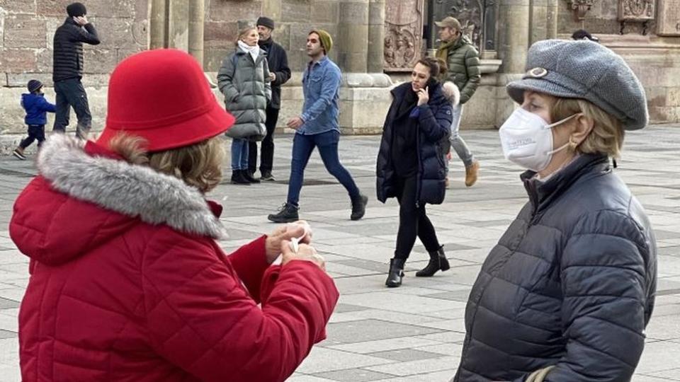 Dos mujeres en primer plano en Viena, Austria, una con una mascarilla FFP2