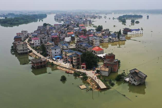 <p>Des maisons englouties jusqu'au toit, des habitants évacués en bateau et des quartiers entiers avec les pieds dans l'eau: les rives du lac Poyang, dans le centre de la Chine, paient cet été un lourd tribut aux inondations.</p>