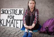 Am 20. August 2018 begann Greta Thunberg ihren "Skolstrejk för klimatet" (Schulstreik für das Klima) vor dem Schwedischen Reichstag in Stockholm. Seitdem schlossen sich Millionen von Schülern weltweit der "Fridays for Future"-Bewegung an. Die Schwedin wurde zur globalen Ikone, ist Vorbild und Reizfigur gleichermaßen - und sorgte zuletzt mit ihren Äußerungen erneut für Aufsehen. Doch wer ist Greta Thunberg? Die Galerie zeigt es ... (Bild: Filmwelt Verleihagentur/B-­Reel Films AB )