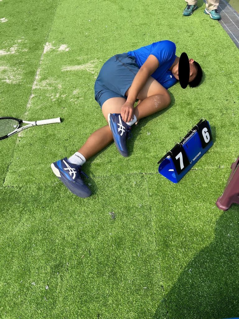 高雄市福山國中張姓選手參加全國中等學校運動會網球資格賽時受傷倒地。　（記者王正平翻攝）