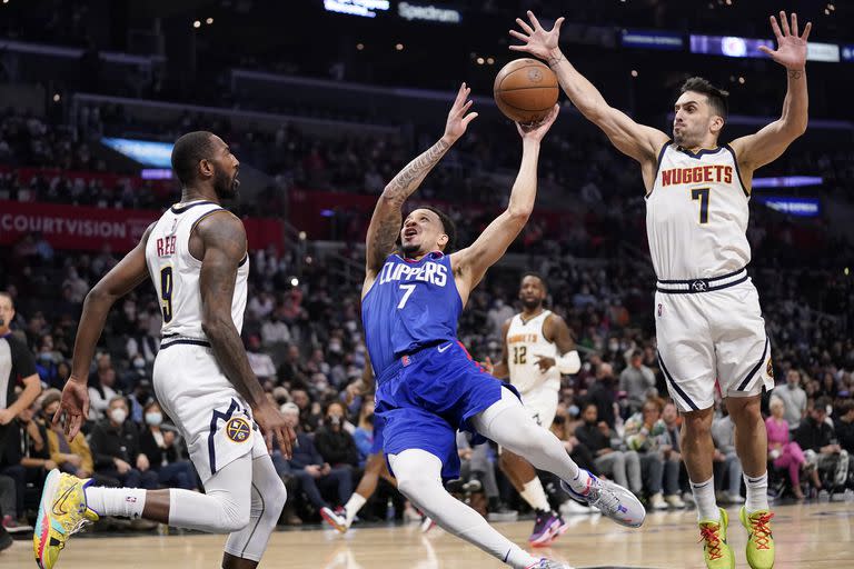 Facu Campazzo salta a tapar a  Amir Coffey. El de los Clippers fue una de las figuras del equipo que se quedó con un triunfo increíble.