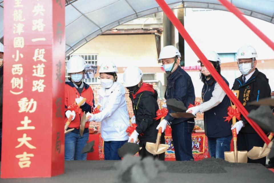 龍津國小至中央路一段路道拓寬昨日動土祈福典禮，台中市長盧秀燕等人出席。（記者陳金龍攝）