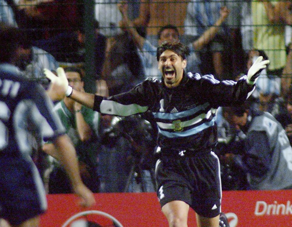 El portero argentino, que eliminó a Inglaterra tras parar dos penaltis en el Mundial de Francia 98, tuvo que colgar los guantes en 2004 por un cáncer testicular. Sin embargo, superó la enfermedad y al año siguiente pudo regresar a los terrenos de juego para retirarse en el Olimpo de Bahía Blanca. (Foto: Gerard Cerles / AFP via Getty Images)