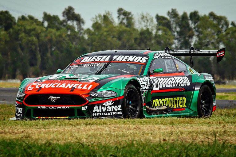 El Ford Mustang de Juan De Benedictis, uno de los nueve pilotos que se animan a cambiar a modelos nuevos en lugar de los históricos, que en El Calafate conducirán 33 competidores.