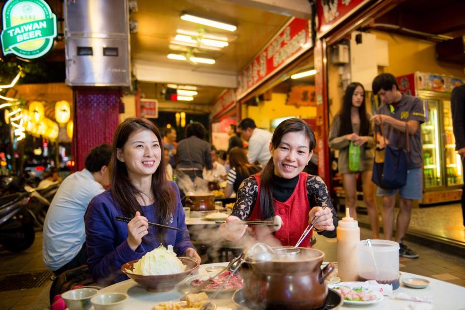 上班族客人蔡雅雯（右）是「三重霸味薑母鴨」的鐵粉客人，經常約家人、朋友在這裡慶生聚會。