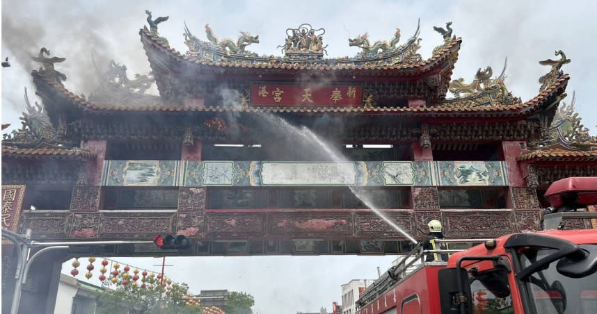 新港奉天宮廟前大街上的牌樓突然起火，現場冒出陣陣濃煙。（圖／報系資料照）