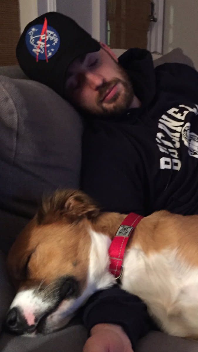 A un mes de la reunión entre humano y can, él colgó esta imagen de ambos durmiendo.