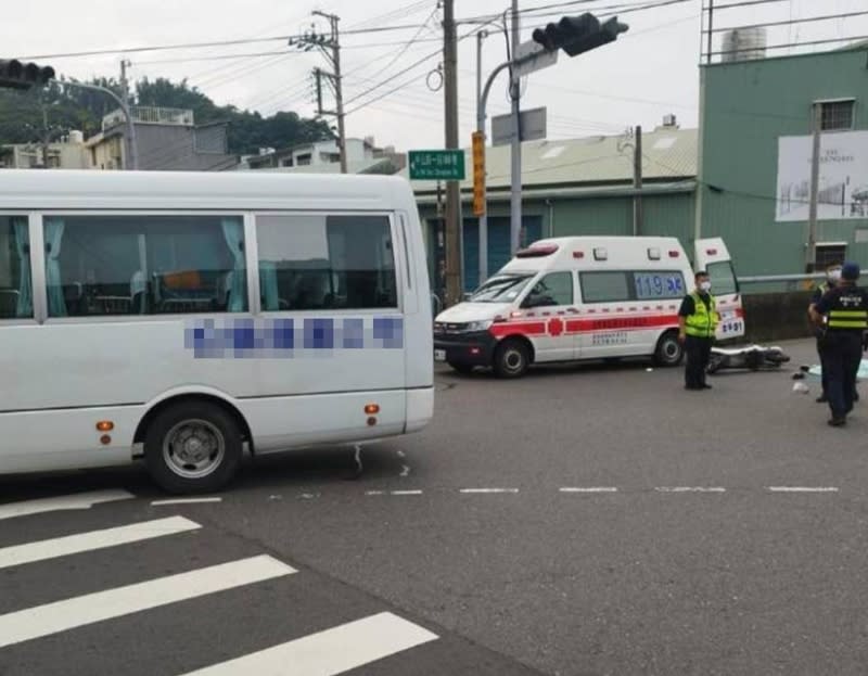 台中市一輛私立中學與客運業者合作的校車27日上午行經太平區一處路口時，追撞臺姓女子騎乘的微型電動二輪車，警消到場時臺女已死亡。（翻攝照片／中央社）