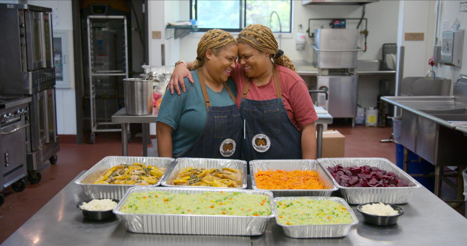 Twins Pam and Wendy Dew in Netflix's "You Are What You Eat: A Twin Experiment".