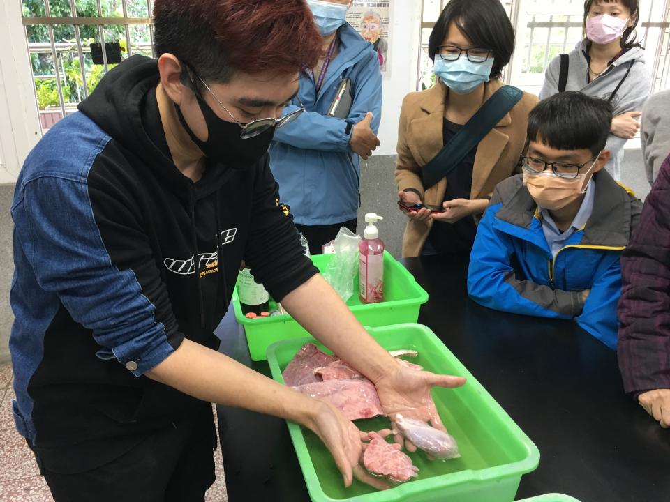 新北首創自然探究實作推動教師(圖為工作坊進行七年級生物課豬肺觀察)