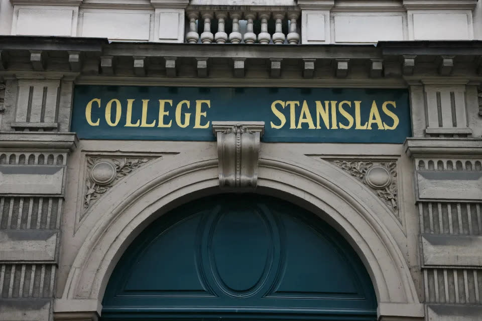 L'ex-directeur d'internat du collège Stanislas, à Paris, est mis en examen pour viol sur mineurs et violences volontaires sur des étudiants (THOMAS SAMSON / AFP) 