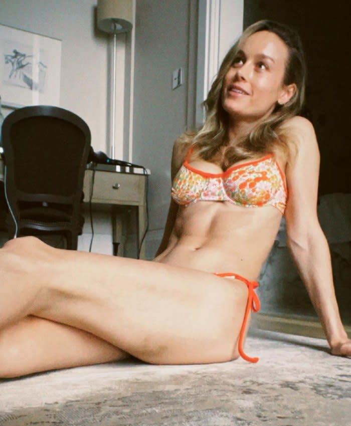 Brie Larson luce abdominales