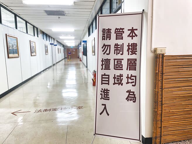 高雄市勞工局日前有民眾闖入業務科並與同仁發生肢體衝突，辦公空間已架起「本樓層均為管制區域，請勿擅自進入」。（洪靖宜攝）