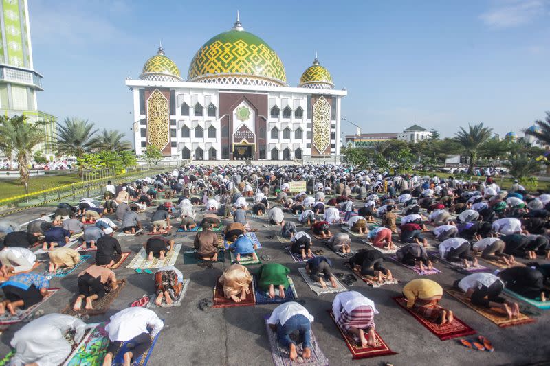 Indonesian Muslims offer Eid al-Adha prayers at Darussalam mosque, during the outbreak of the coronavirus disease (COVID-19), in Palangka Raya, Central Kalimantan province