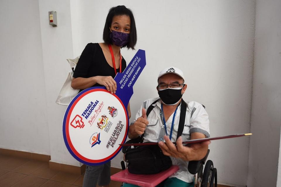 43-year-old Foo Huey Kuang (left) and her husband, Lau Cheong Meng (right). — Picture courtesy of Tenaga Nasional Berhad