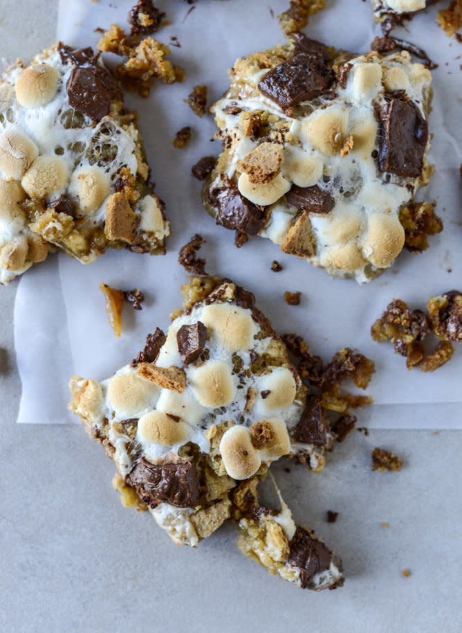 <strong>Get the <a href="http://www.howsweeteats.com/2016/09/chocolate-chip-cookie-smores-bars/" target="_blank">Chocolate Chip Cookie S'mores Bars recipe</a>&nbsp;from&nbsp;How Sweet It Is</strong>