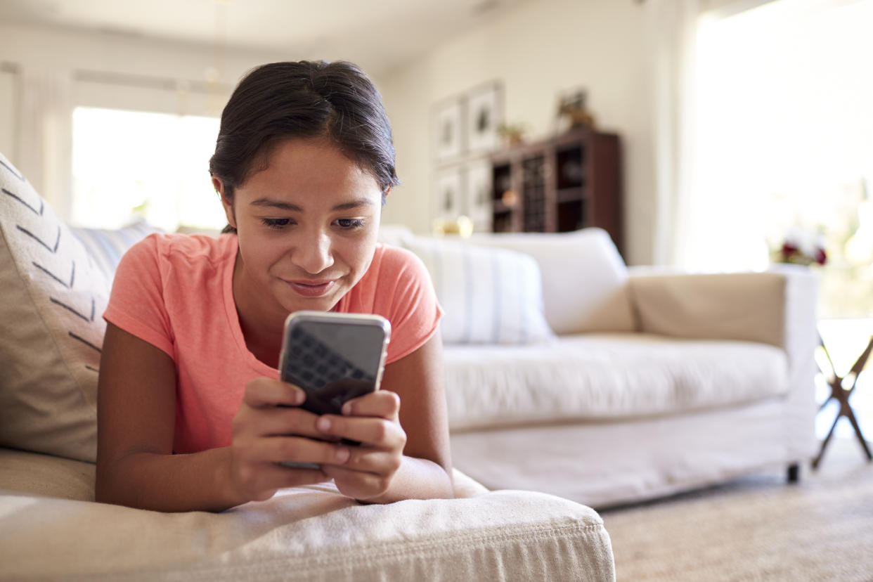 When can kids stay home alone? Experts say there are signs a child is mature enough to handle the responsibility. (Photo: Getty Creative)