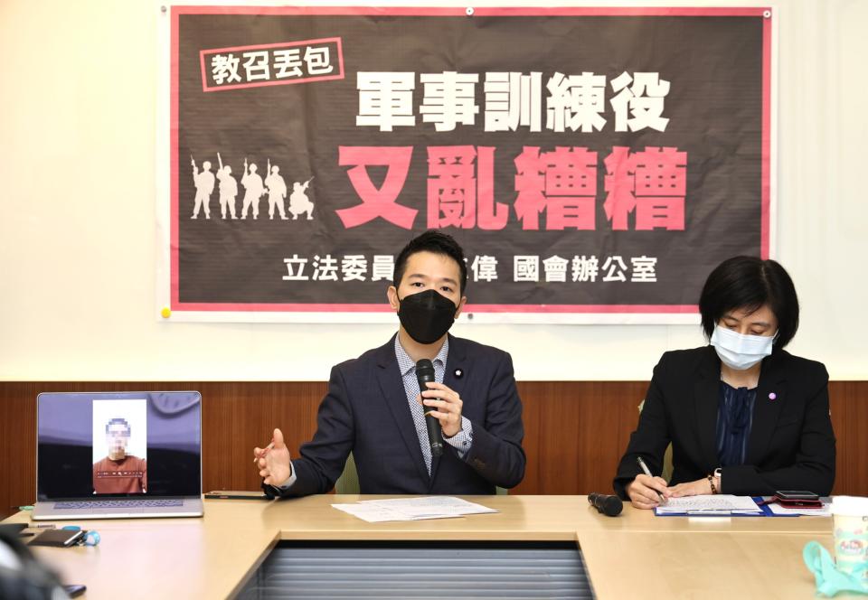  何志偉（左）開記者會踢爆軍營成為「病毒培養皿」，國軍疫情指揮中心主任陳怡蓉（右)也出席說明。林啟弘攝