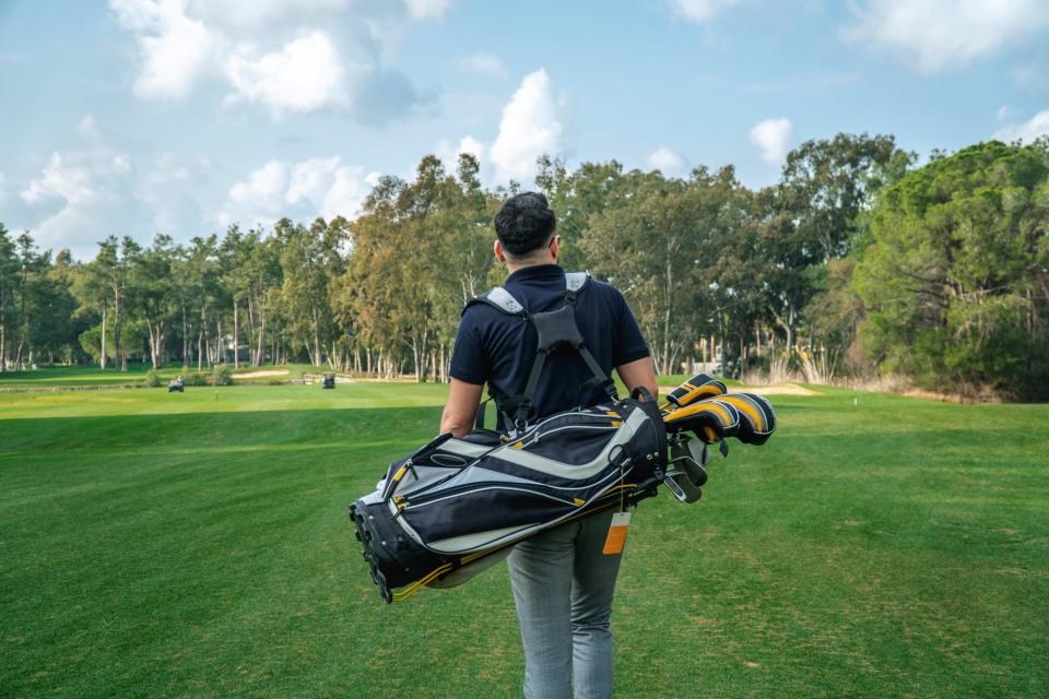 Nicht immer müsst ihr eure eigenen Golfschläger auf den Platz tragen. Oft ist es viel praktischer, sie vor Ort auszuleihen. - Copyright: Hammarby Studios/Getty Images