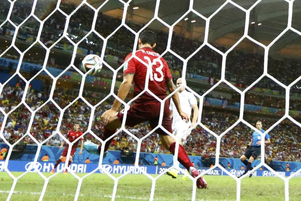 Portugal's Ricardo Costa deflects a goal attempt by Michael Bradley of the U.S. during their 2014 World Cup G soccer match at the Amazonia arena in Manaus June 22, 2014. (REUTERS/Siphiwe Sibeko)