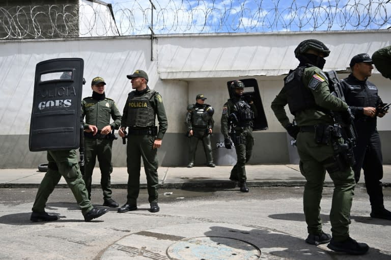 Police stand guard outside the La Modelo prison in Bogotá, whose director was murdered by hitmen, on May 17, 2024 (Raul ARBOLEDA)