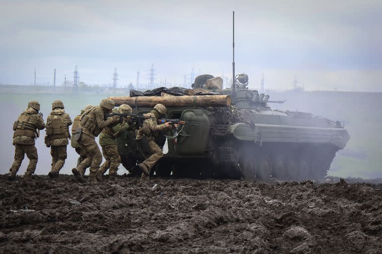 Soldados ucranianos durante un entrenamiento en la región de Donetsk, Ucrania, el sábado 15 de abril de 2023. 