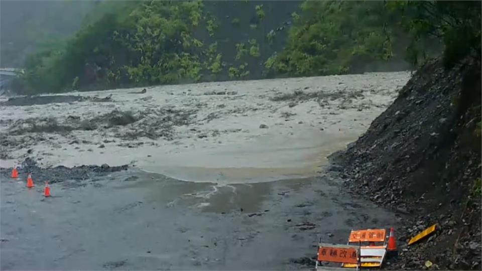 屏東台26線78k處土石滑落　地勢低漥積水