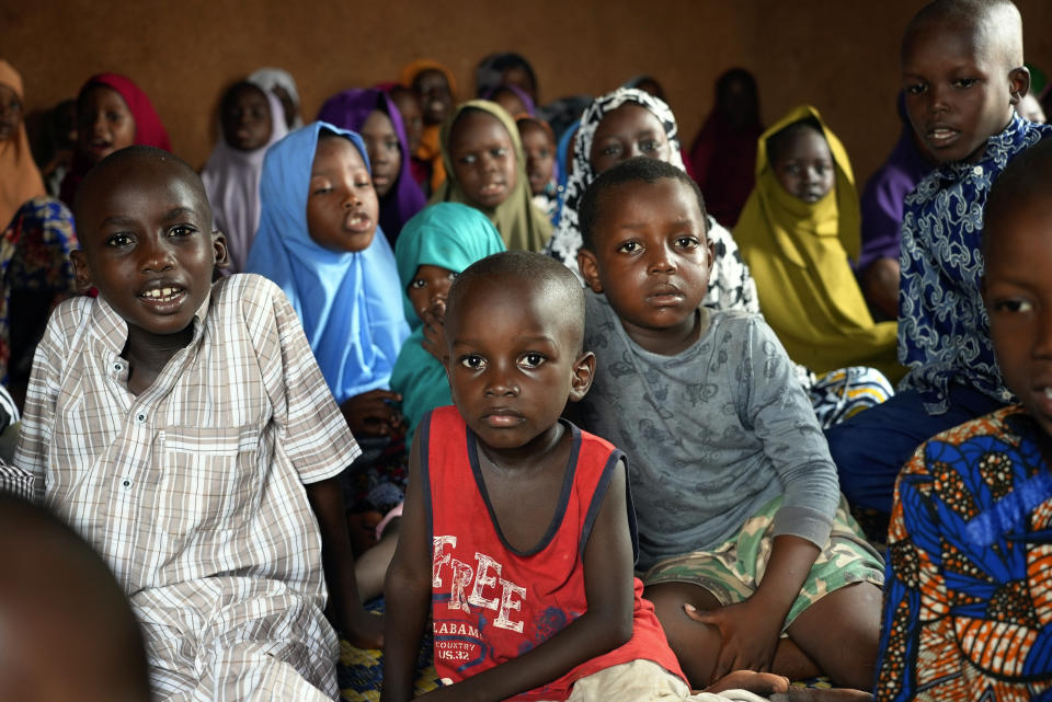 Niños y niñas cantan en una escuela coránica en Niamey, Níger, miércoles 16 de agosto de 2023. (AP Foto/Sam Mednick)