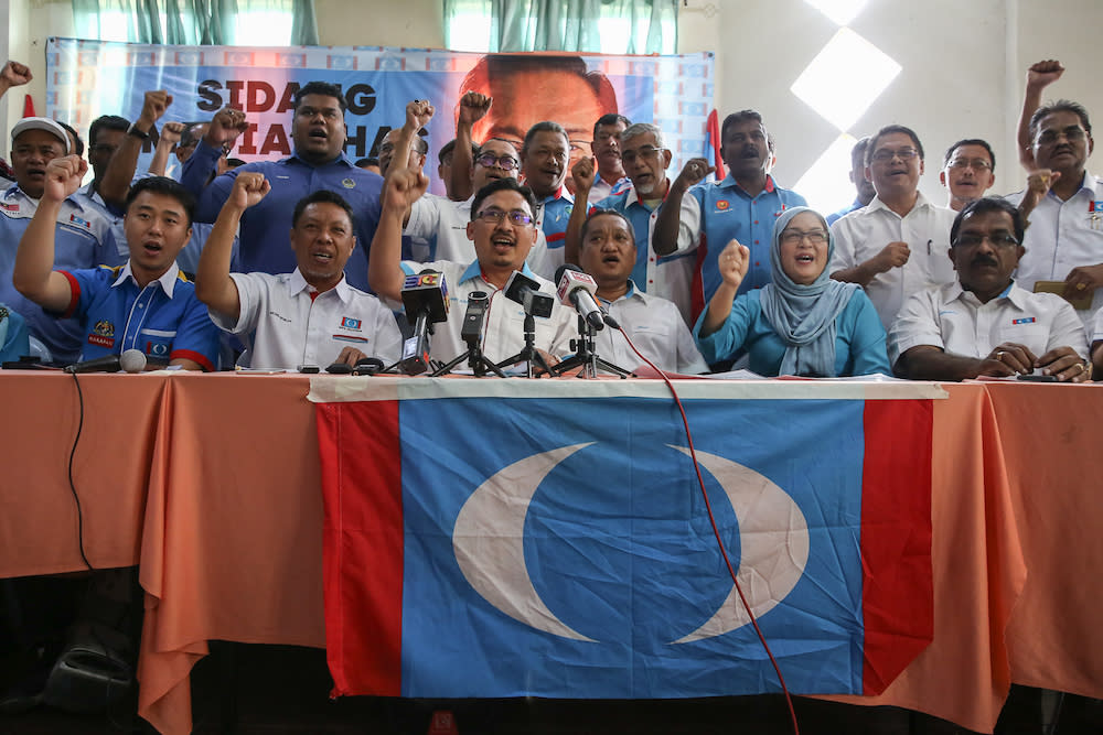 PKR Kangar branch head Noor Amin Ahmad (centre) together with Parti Keadilan Rakyat (PKR) members from various branches during a press conference in Kuala Lumpur August 4, 2019. — Picture by Yusof Mat Isa