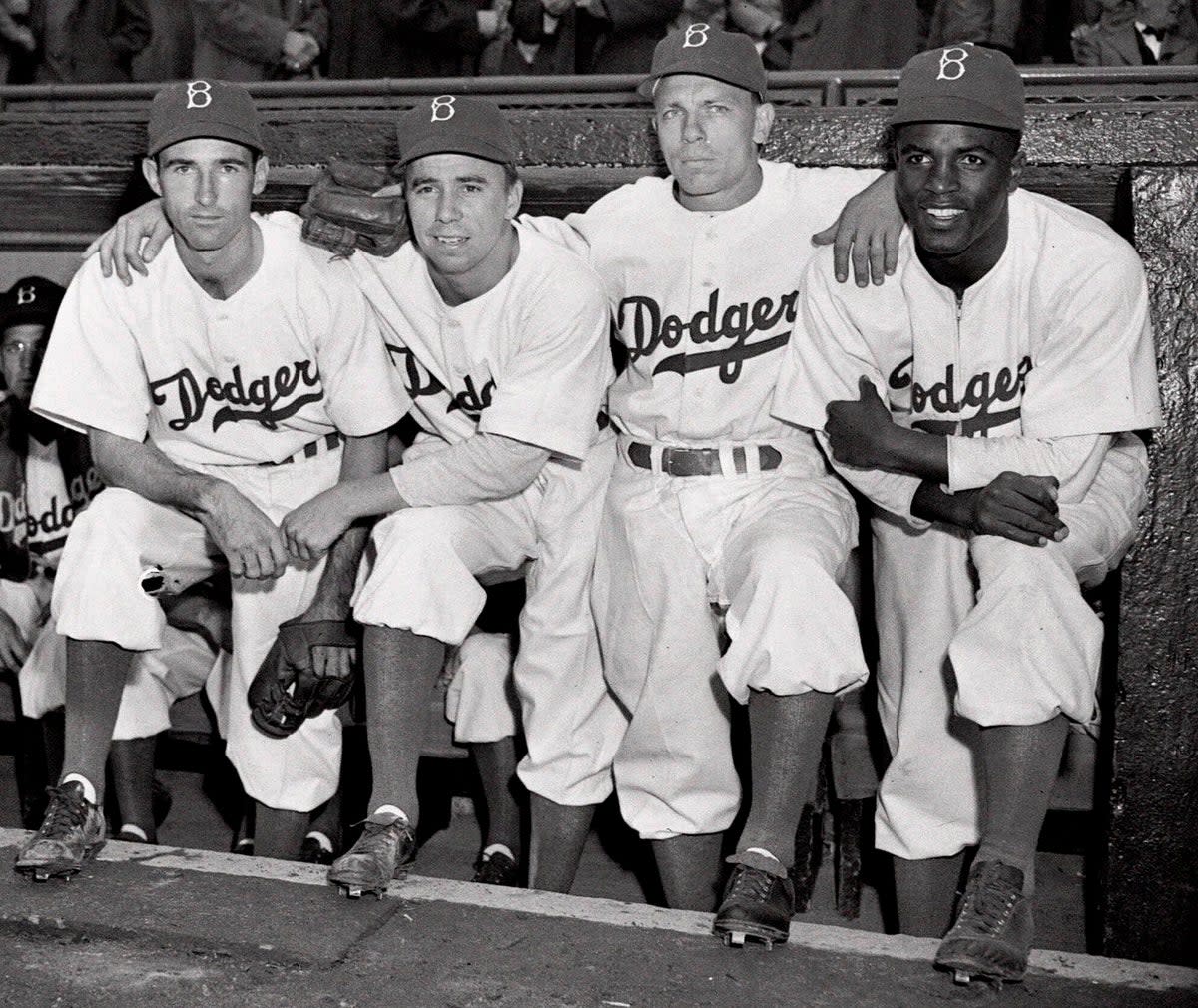 Jackie Robinson (derecha) se convirtió en el primer pelotero de raza negra en jugar en las Grandes Ligas. (AP)