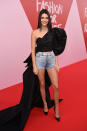 <p>Kendall Jenner überraschte in diesem Outfit von Alexandre Vauthier: Das asymmetrische Bandeau-Top mit einseitigem Puffärmel ging hinter ihrem Rücken in eine lange Schleppe über. Für den passenden Stilbruch sorgte das Model mit einer knappen Jeans-Shorts. (Bild: Getty Images) </p>