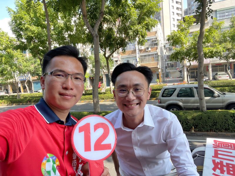 ▲林智鴻與蔡沐霖也請市民好朋友明天一起出來投票，挺18歲公民權投同意，挺台灣。(圖／記者郭凱杰翻攝)