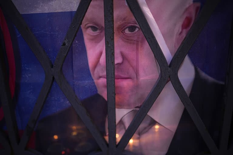 Un retrato del propietario de la empresa militar privada Wagner Group, Yevgeny Prigozhin, se encuentra en un monumento callejero informal para los miembros del grupo militar de Wagner Group que murieron en un accidente aéreo el miércoles, cerca del Kremlin en Moscú, Rusia, el domingo 27 de agosto de 2023
